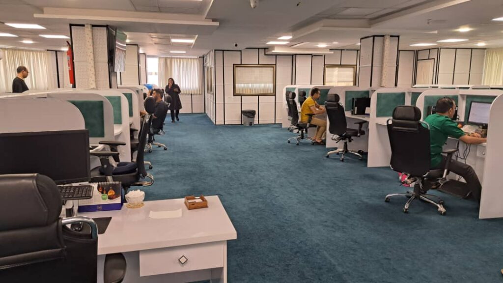 کارشناسان مرکز تماس همراه اول اصفهان در حال پاسخگویی